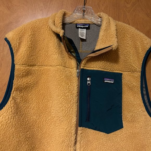 Patagonia Tan and Green Fleece Vest - Picture 3 of 9